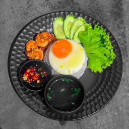 ข้าวผัดกุ้งกระเทียมทะเลไข่ดาว