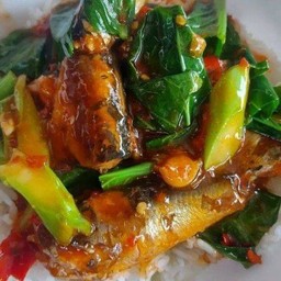 ข้าวคะน้าปลากระป๋องพริกสด