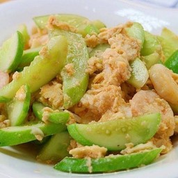 แตงกาวผัดไข่ราดข้าว