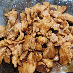หมูชิ้นผัดน้ำมันหอยราดข้าว