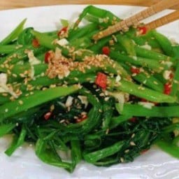 ยำผักบุ้งลวก