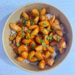 ข้าวหน้าไส้กรอกผัดซอส