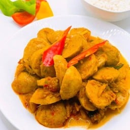 ผัดพริกแกงลูกชิ้นหมู