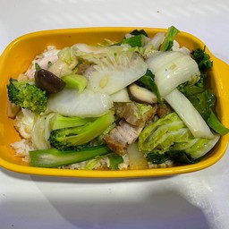 ข้าวผัดผักรวมหมูกรอบ