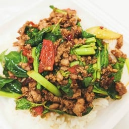 กระเพราหมูสับผักคะน้าราดข้าว