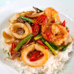 ข้าวราดทะเลผัดพริกสด