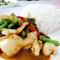 เครื่องแกงปลาหมึกราดข้าว