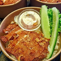 ข้าวไก่ทอดซอสน้ำปลา