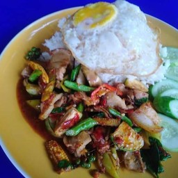 ข้าวผัดพริกแกงหมูกรอบ