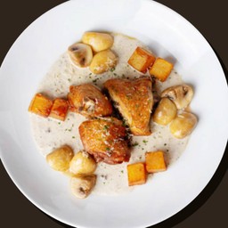 น่องไก่ติดสะโพกทอดเสิร์ฟในซอสครีมเห็ดทรัฟเฟิล