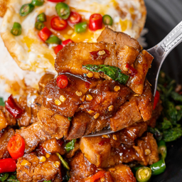 ข้าวกะเพราหมูกรอบขุนช้าง