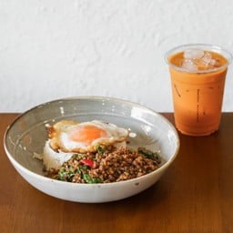 Set C ข้าวกะเพราเนื้อสับไข่ดาว + เครื่องดื่ม