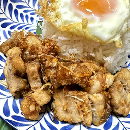 ข้าวหมูกรอบทอดกระเทียม
