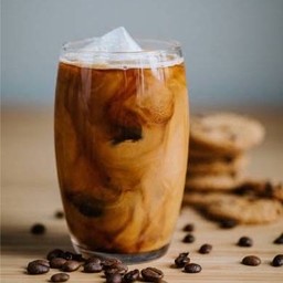 กาแฟนมสดเย็น  (แยกน้ำแข็ง)