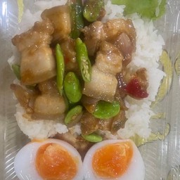 ข้าวราดผัดกะปิหมุสามชั้นสะตอ+ไข่ต้ม