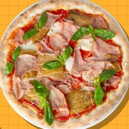 พิซซ่าหน้าซอสมะเขือเทศ ชีสมอซซาเรลลา มะเขือม่วง แฮม และชีสพาร์เมซาน