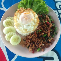กระเพราเนื้อเปื่อย + ไข่ดาว