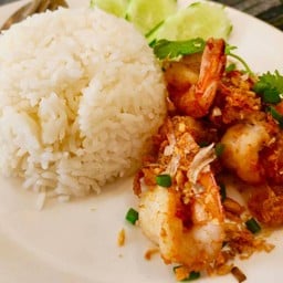 ข้าวราดกุ้งทอดกระเทียม