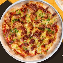 พิซซ่าหน้าคาโบนาร่า ชีสมอซซาเรลลา ไข่ เบคอน และชีสพาร์เมซาน