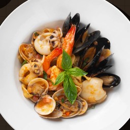 พาสต้าโฮมเมดในซอสมะเขือเทศรสเผ็ดและซีฟู้ดรวมมิตรวมมิตร