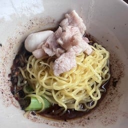 บะหมี่เหลืองหมูน้ำตก