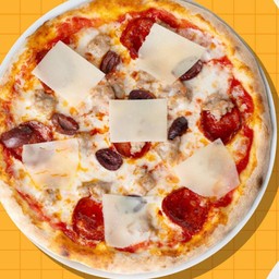 พิซซ่าหน้าซอสมะเขือเทศ ชีสมอซซาเรลลา ชีสพาร์เมซาน สไปซีซาลามี่ ไส้กรอกอิตาเลียน มะกอก และพริก