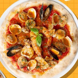 พิซซ่าหน้าปลาหมึก กุ้ง และหอยแมลงภู่ ผัดในกระเทียมและซอสมะเขือเทศ