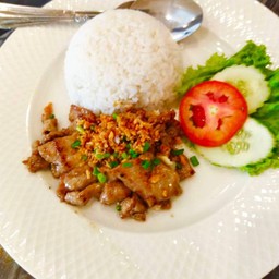 ข้าวราดไก่ทอดกระเทียม