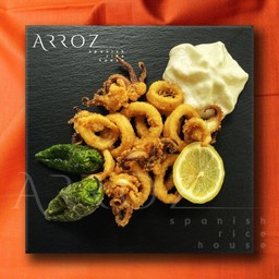 ปลาหมึกทอดเสริฟพร้อมพริกปาดอนจากสเปน