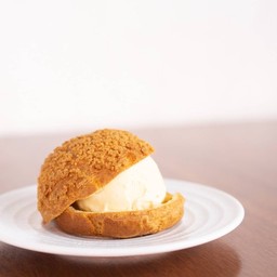 Profiterole with homemade ice cream