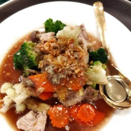ผัดผักรวมมิตรหมู(กับข้าว)