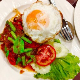 ข้าวราดพริกแกงปลาหมึก