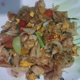 ผัดวุ้นเส้นใส่ไข่ ใส่ไส้กรอกไก่