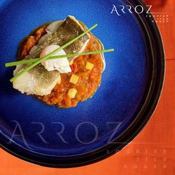 เนื้อปลาค็อดเสิร์ฟพร้อมไข่นกกระทา และผักพิสโต้