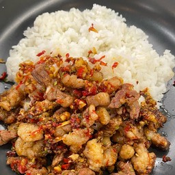 เสือร้องไห้คั่วพริกเกลือราดข้าว
