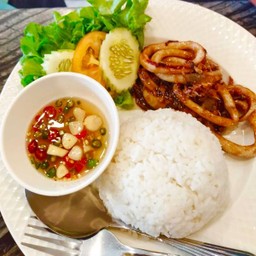 ข้าวราดปลาหมึกทอดกระเทียม