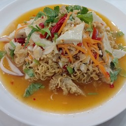 ยำมาม่า+ไก่กรอบ+หมูยอ