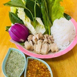 เมี่ยงสามชั้น พร้อมผักสด และน้ำจิ้มรสเด็ด