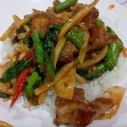 ข้าวผัดพริกแกงหน่อไม้ หมูกรอบ