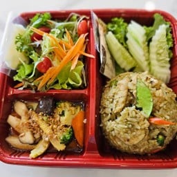 เซตข้าวผัดแกงเขียวหวานหมู พร้อม โค้ก 1 กระป๋อง