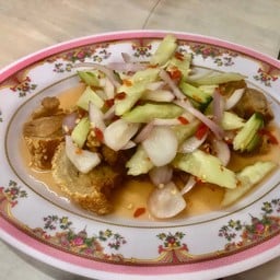 ยำหมูกรอบทอด