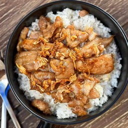 ข้าวหมูกระเทียม