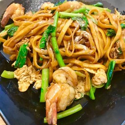 เส้นเหลืองผัดซีอิ๊วกุ้ง