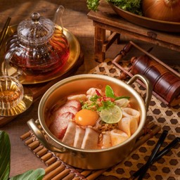 O22.มาม่าต้มยำหมูแดง + หมูกรอบ