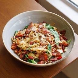 สปาเก็ตตี้เบคอนกระเทียมพริกแห้ง