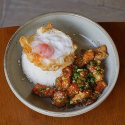 ข้าวหมูสามชั้นคั่วพริกกระเทียมไข่ดาว