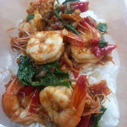 กระเพรากุ้งราดข้าว