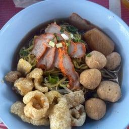 ก๋วยเตี๋ยวป๊อกๆหน้าโรงงานถุงมือโรงเรียนสุรศักดิ์