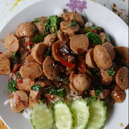 ผัดกระเพราลูกชิ้นเนื้อราดข้าว
