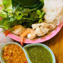 เมี่ยงหมูสามชั้นและกุ้ง พร้อมผัดสด และน้ำจิ้มรสเด็ด